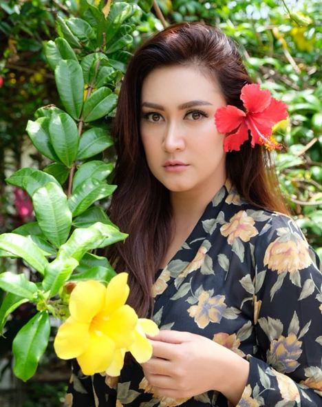 10 Inspirasi gaya kebaya ala Nafa Urbach, elegan dan modern