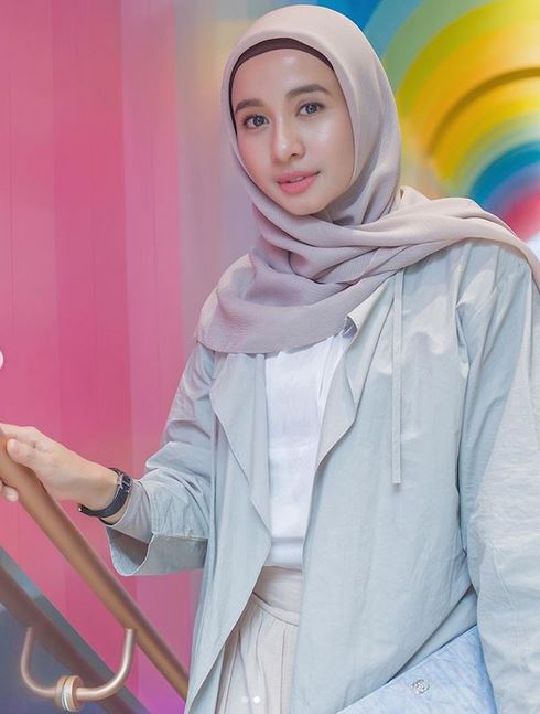 Pengalaman unik 6 seleb syuting di pedalaman, ada yang antre mandi