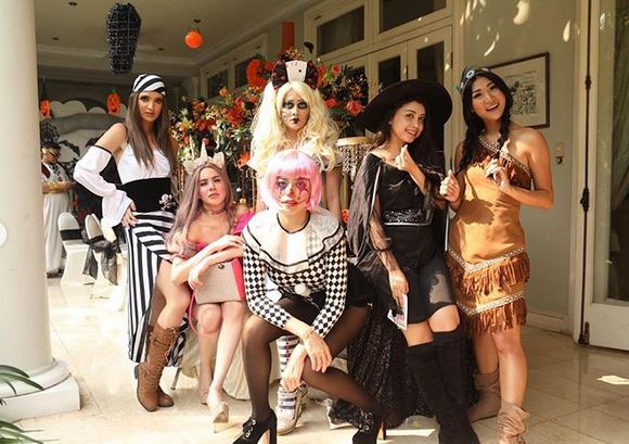 Rayakan Halloween, ini 10 gaya Nia Ramadhani berdandan ala bajak laut