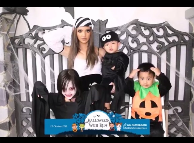 Rayakan Halloween, ini 10 gaya Nia Ramadhani berdandan ala bajak laut