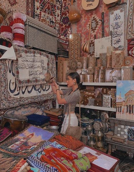 15 Potret Awkarin kunjungi Dubai, tampil lebih anggun dan fresh