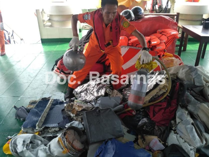 Pesawat Lion Air JT 610 jatuh, ini 10 potret proses evakuasi Basarnas