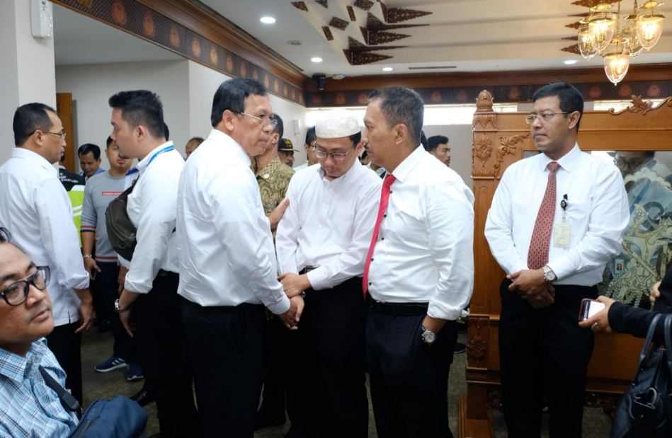 8 Potret haru Sri Mulyani tenangkan keluarga korban pesawat Lion Air