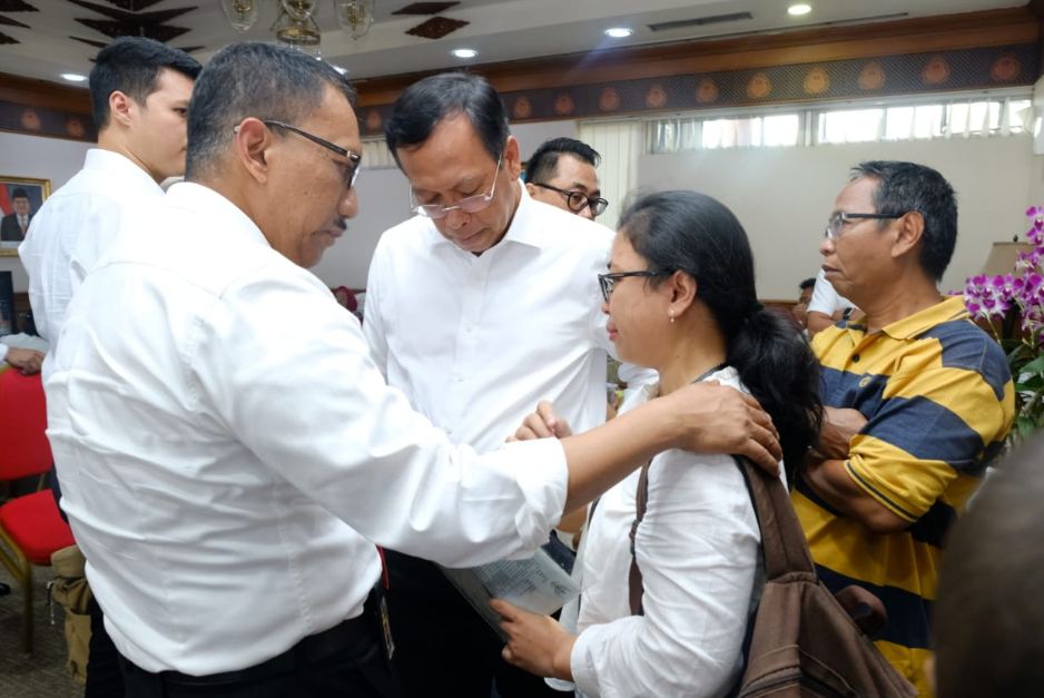 8 Potret haru Sri Mulyani tenangkan keluarga korban pesawat Lion Air