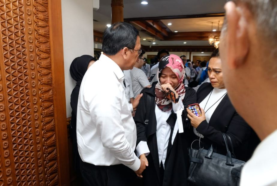 8 Potret haru Sri Mulyani tenangkan keluarga korban pesawat Lion Air