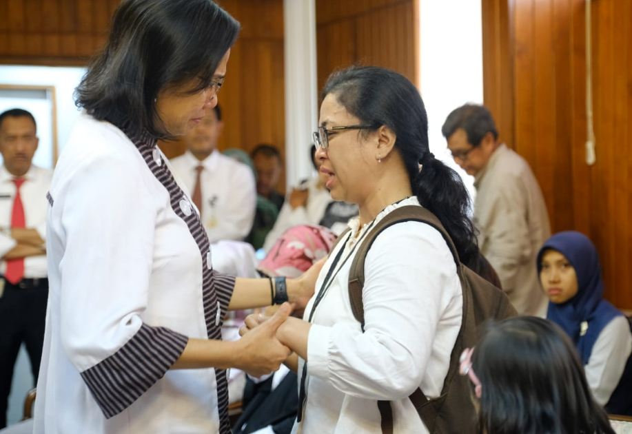 8 Potret haru Sri Mulyani tenangkan keluarga korban pesawat Lion Air
