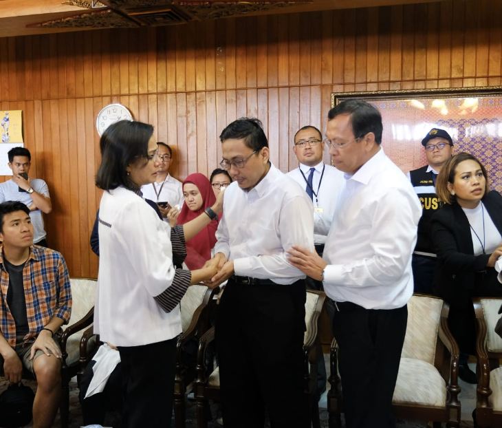 8 Potret haru Sri Mulyani tenangkan keluarga korban pesawat Lion Air