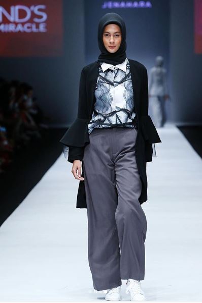 10 Potret Paula Verhoeven dalam balutan hijab, pesonanya memikat