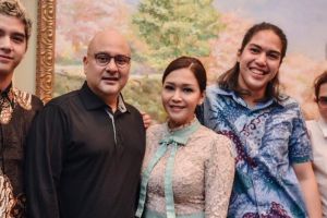 Jatuh ke pelukan pengusaha, 5 seleb cantik ini pilih nikah diam-diam