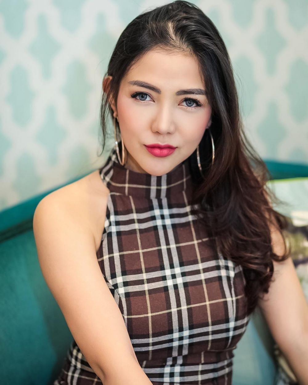 Jatuh ke pelukan pengusaha, 5 seleb cantik ini pilih nikah diam-diam