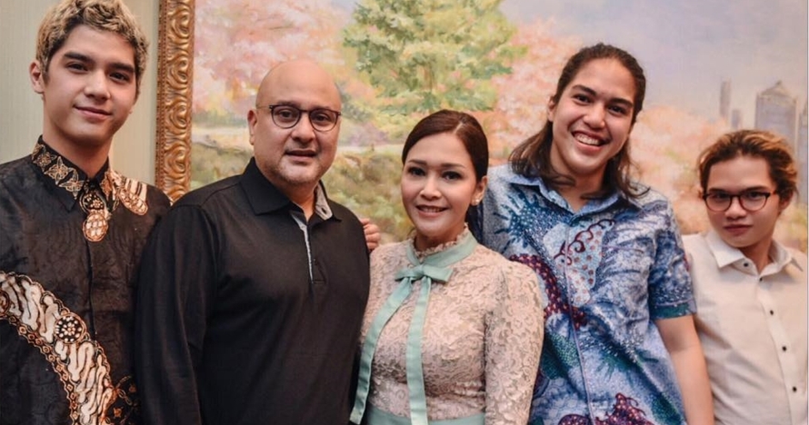 Jatuh ke pelukan pengusaha, 5 seleb cantik ini pilih nikah diam-diam