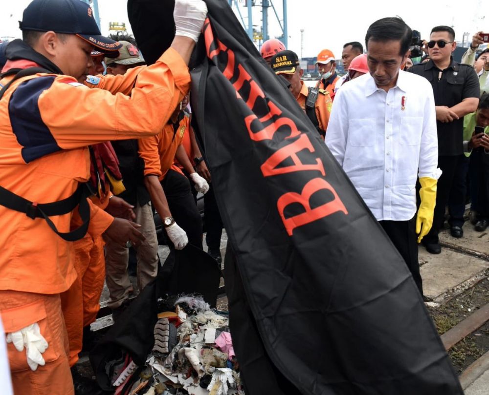 12 Momen Jokowi tinjau langsung posko SAR Lion Air di Tanjung Priok