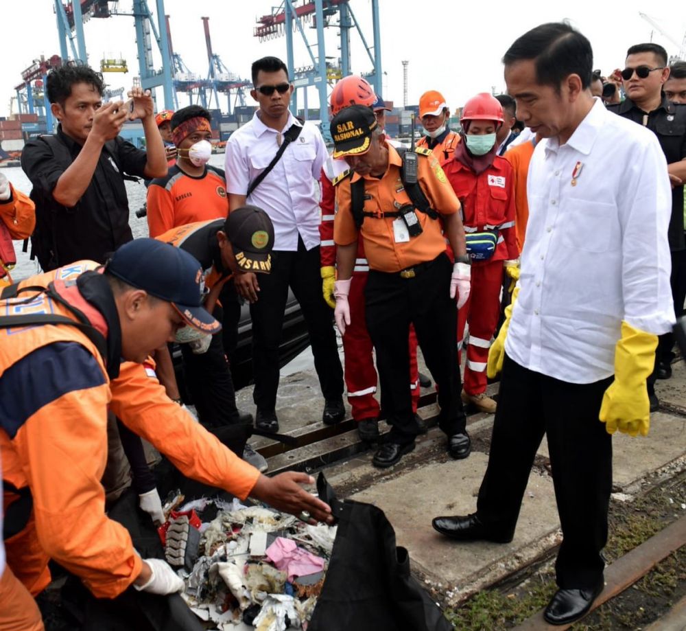 12 Momen Jokowi tinjau langsung posko SAR Lion Air di Tanjung Priok