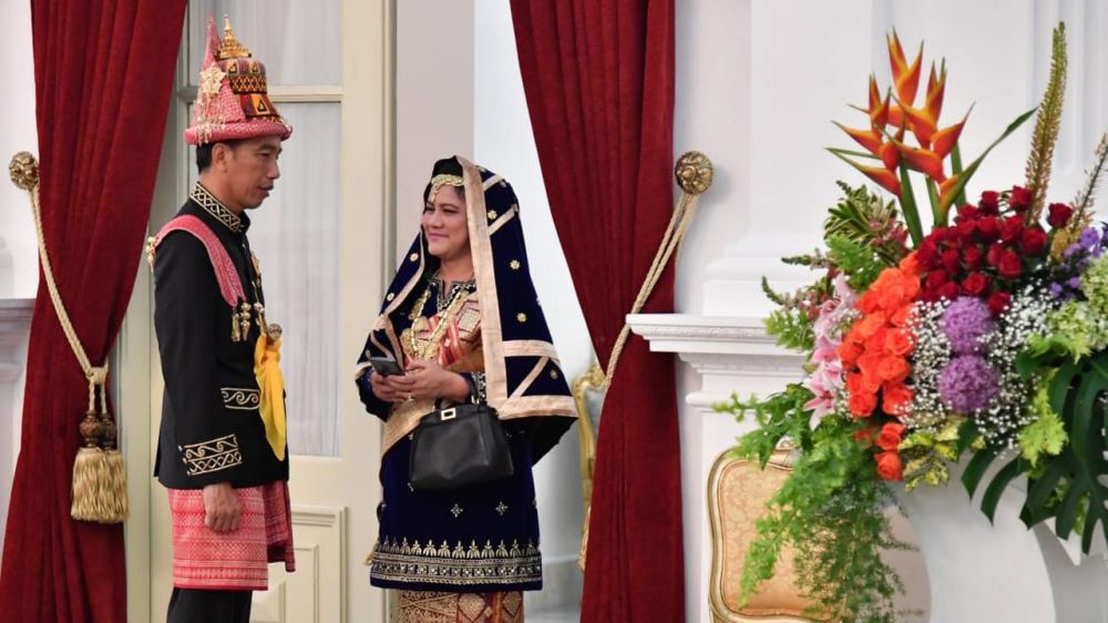 7 Potret Jokowi kenakan baju adat, karismanya nggak luntur
