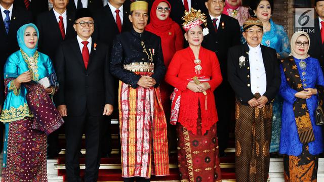 7 Potret Jokowi kenakan baju adat, karismanya nggak luntur