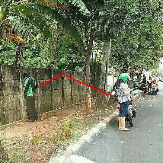 10 Momen absurd driver ojek online antar penumpang bikin tepuk jidat