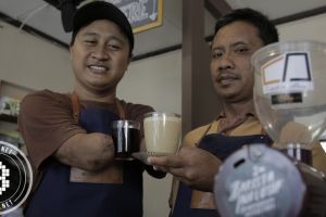 Kisah Eko & Yuli, barista tuna daksa sajikan kopi istimewa