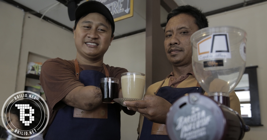 Kisah Eko & Yuli, barista tuna daksa sajikan kopi istimewa
