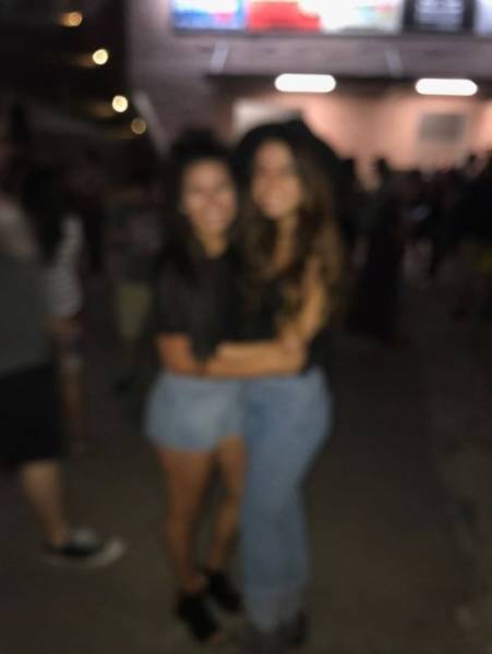 10 Momen ngeselin saat difotoin orang asing, pasti kamu pernah alami