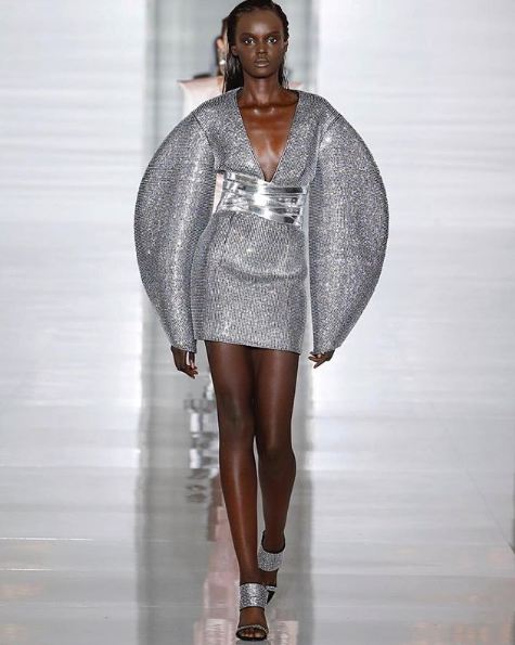 15 Inspirasi gaya busana cewek berkulit gelap ala Duckie Thot