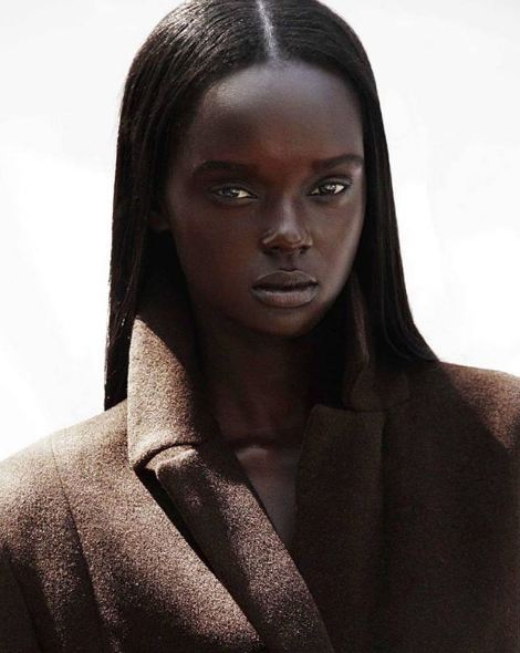 15 Inspirasi gaya busana cewek berkulit gelap ala Duckie Thot