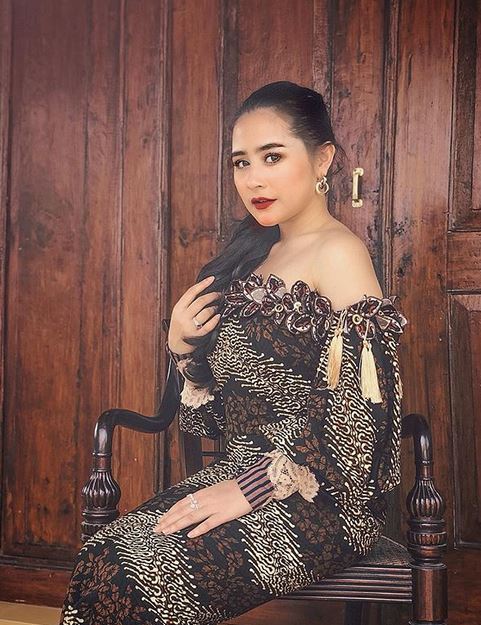 10 Potret cantik Prilly Latuconsina kenakan baju dengan bahu terbuka