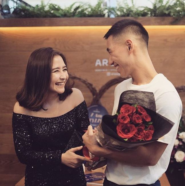 10 Potret cantik Prilly Latuconsina kenakan baju dengan bahu terbuka