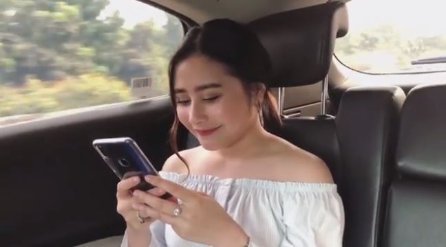 10 Potret cantik Prilly Latuconsina kenakan baju dengan bahu terbuka