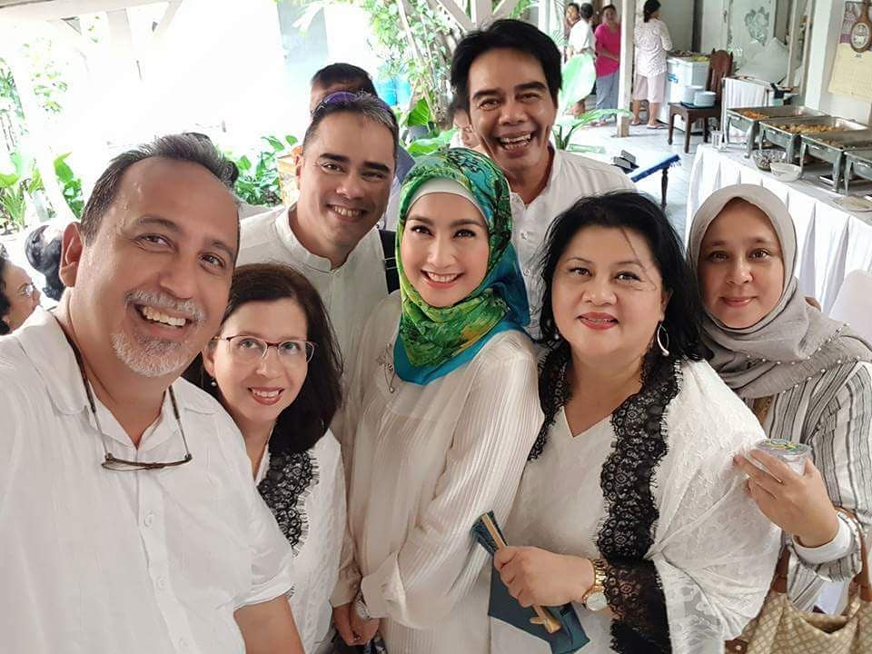 Dikabarkan rajut asmara, ini 5 momen kedekatan Desy Ratnasari & Adrian