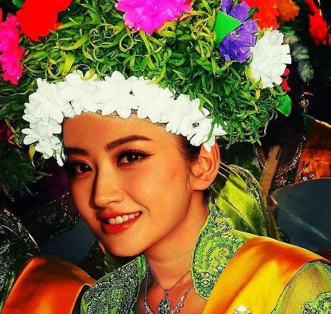 10 Editan pesohor dunia pakai baju adat ini bikin senyum geli