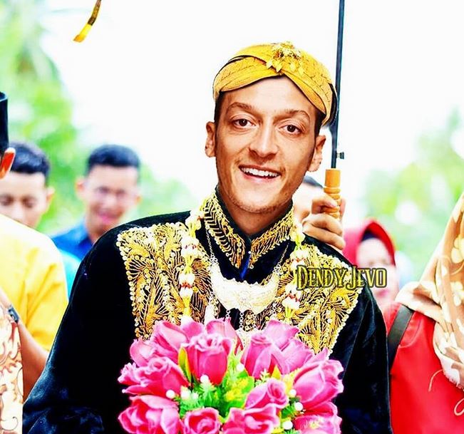 10 Editan pesohor dunia pakai baju adat ini bikin senyum geli