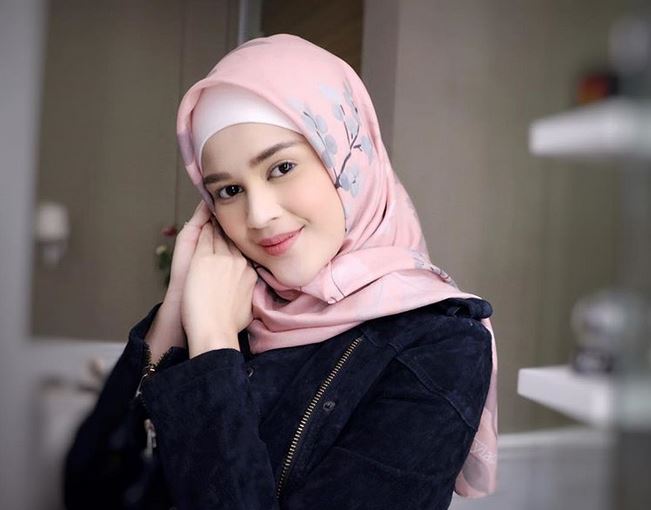 Beda pernyataan status hubungan Roger Danuarta & Cut Meyriska