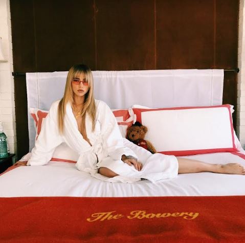 Lagi dekat Robert Pattinson, ini 20 foto Suki Waterhouse yang memesona