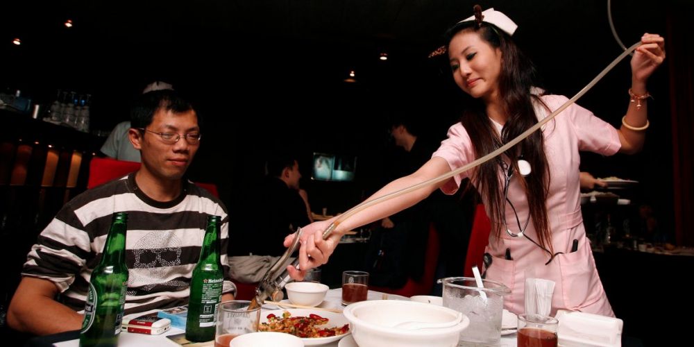 6 Restoran dengan pelayan aneh di berbagai negara, janda sampai kera