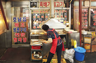 6 Restoran dengan pelayan aneh di berbagai negara, janda sampai kera