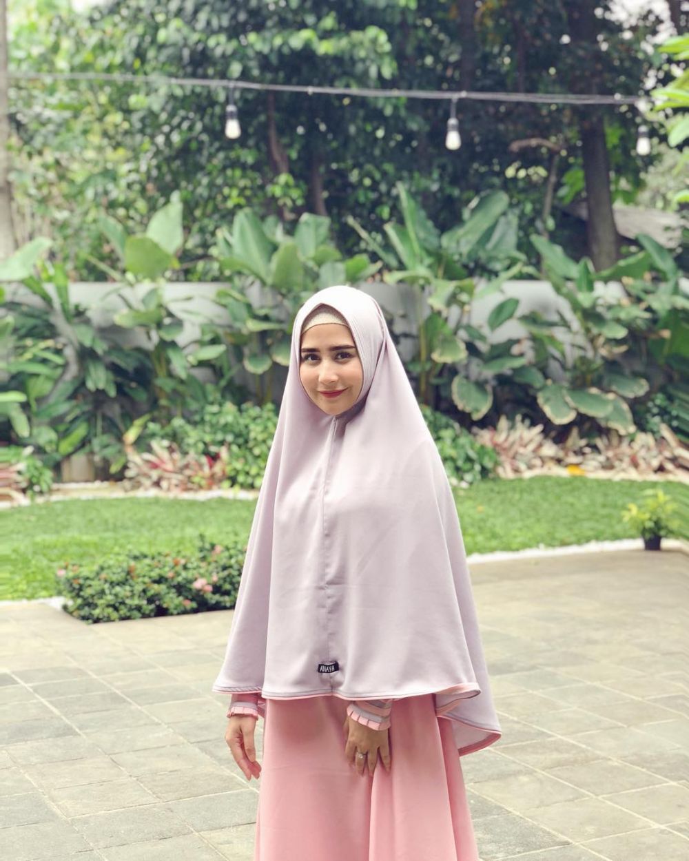 Kenakan hijab syar'i, Prilly Latuconsina dibanjiri pujian dan doa