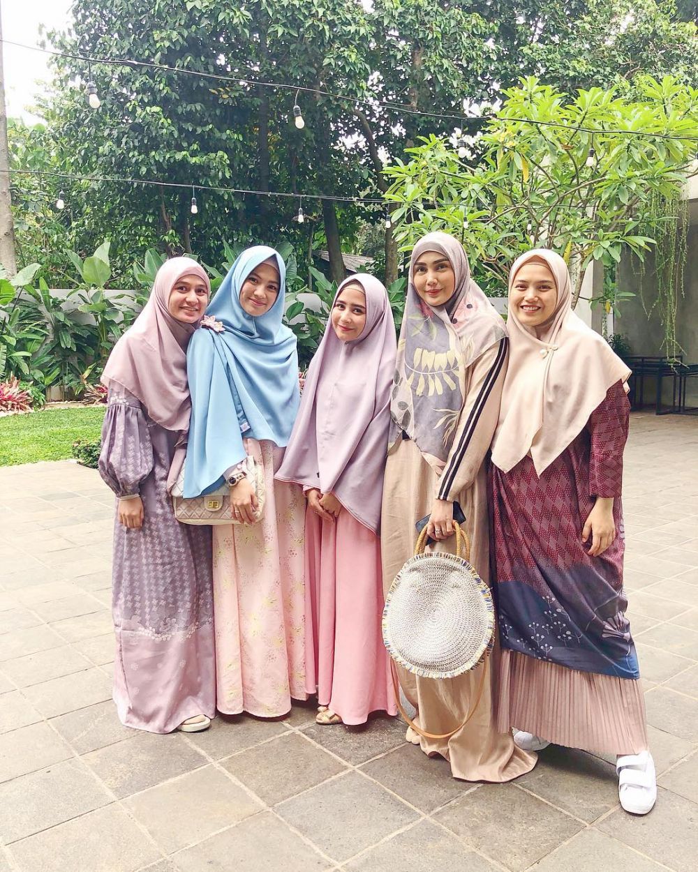 Kenakan hijab syar'i, Prilly Latuconsina dibanjiri pujian dan doa