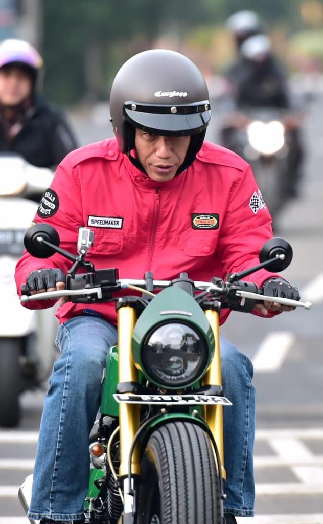 10 Aksi Jokowi naik motor terbarunya ke pasar tradisional