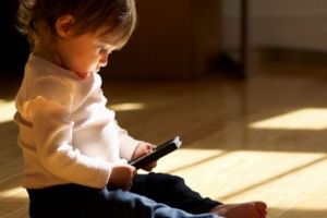 Ini batas usia minimal anak aman menggunakan handphone