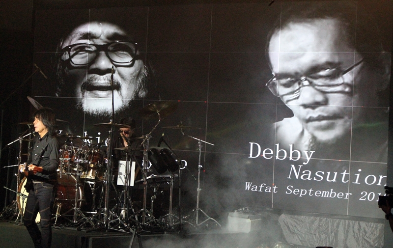 Konser God Bless, legenda hidup band rock Indonesia yang keren abis