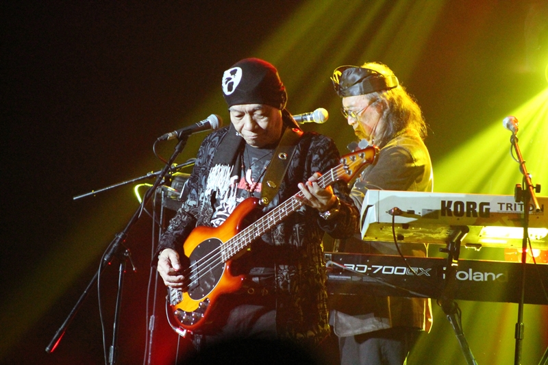 Konser God Bless, legenda hidup band rock Indonesia yang keren abis