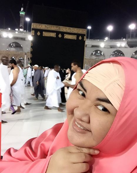 20 Foto kenangan Pretty Asmara saat berhijab, bikin pangling