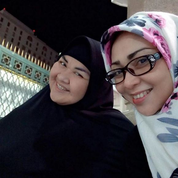 20 Foto kenangan Pretty Asmara saat berhijab, bikin pangling