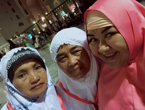 20 Foto kenangan Pretty Asmara saat berhijab, bikin pangling