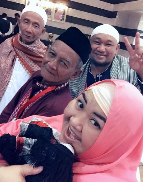 20 Foto kenangan Pretty Asmara saat berhijab, bikin pangling