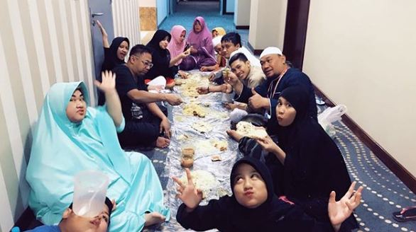 20 Foto kenangan Pretty Asmara saat berhijab, bikin pangling