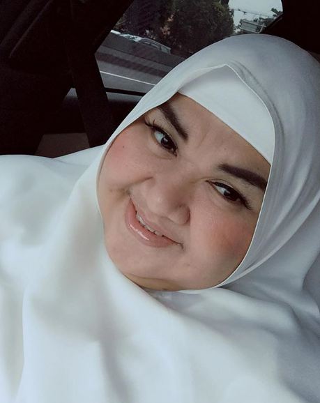 20 Foto kenangan Pretty Asmara saat berhijab, bikin pangling