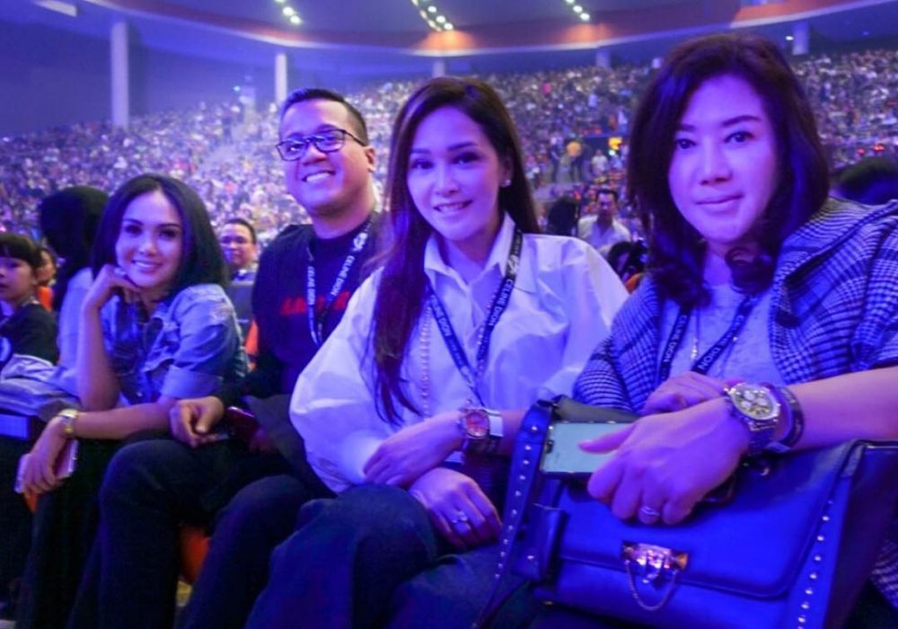 10 Potret Pinky Evianty, kakak kandung Maia Estianty yang awet muda