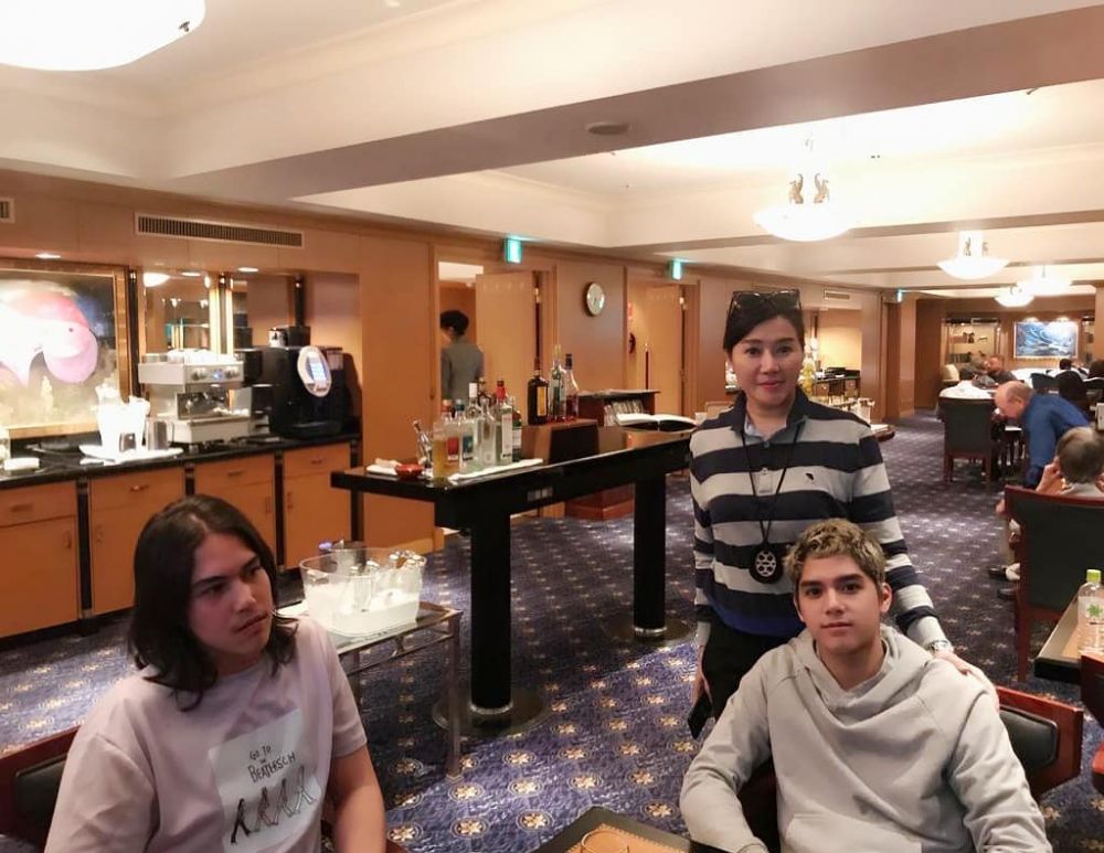 10 Potret Pinky Evianty, kakak kandung Maia Estianty yang awet muda