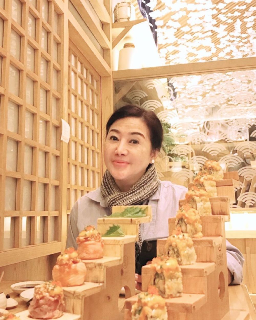 10 Potret Pinky Evianty, kakak kandung Maia Estianty yang awet muda